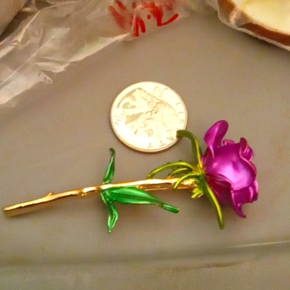 😘🥰BEAUTIFUL!/ PURPLE ROSE BROOCH 🌹 😍 - Picture 3 of 3